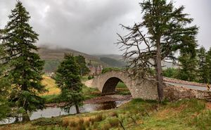 Pont en pierre enjambant la rivière Gairn (Aberdeenshire, Écosse)